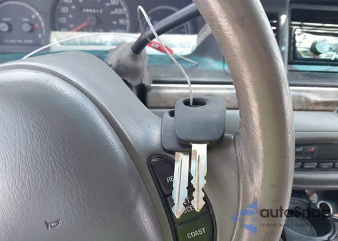 1998 Ford Crown Victoria Lx из США, поврежденный, VIN 2FAFP74WXWX185123